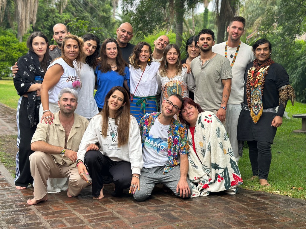 Grupo de retiro en jardín con montañas