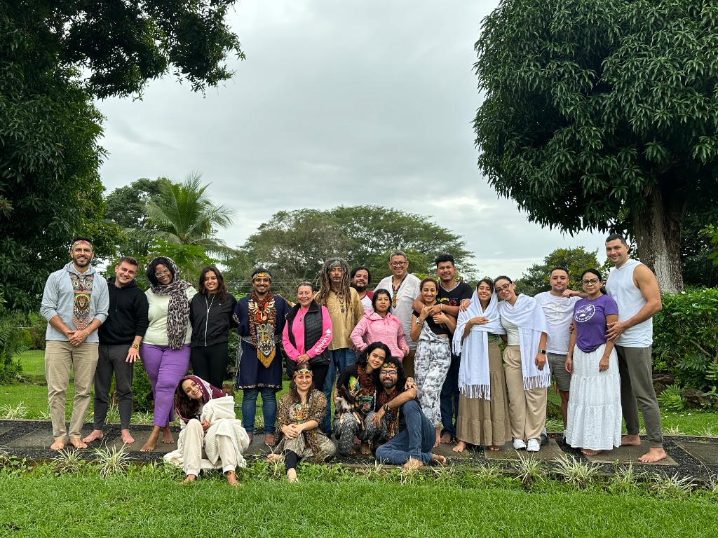 Comunidad reunida en naturaleza