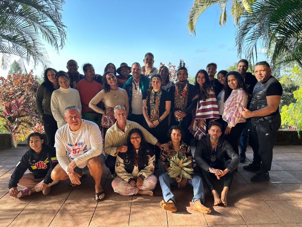 Grupo celebrando bajo el cielo azul